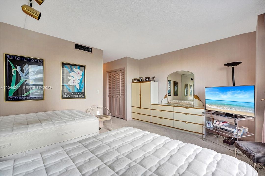 For Sale: $1,875,000 (2 beds, 2 baths, 1942 Square Feet)