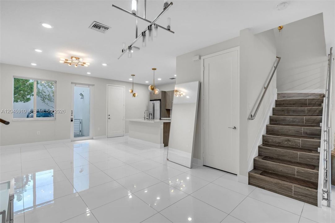For Sale: $735,000 (4 beds, 3 baths, 1812 Square Feet)