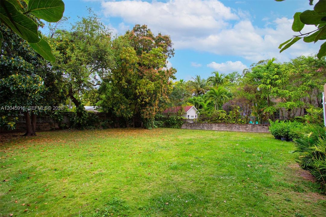 На продажу: $1,900,000 (0.24 acres)