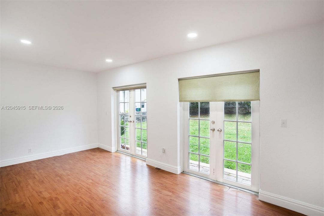 На продажу: $1,900,000 (0.24 acres)