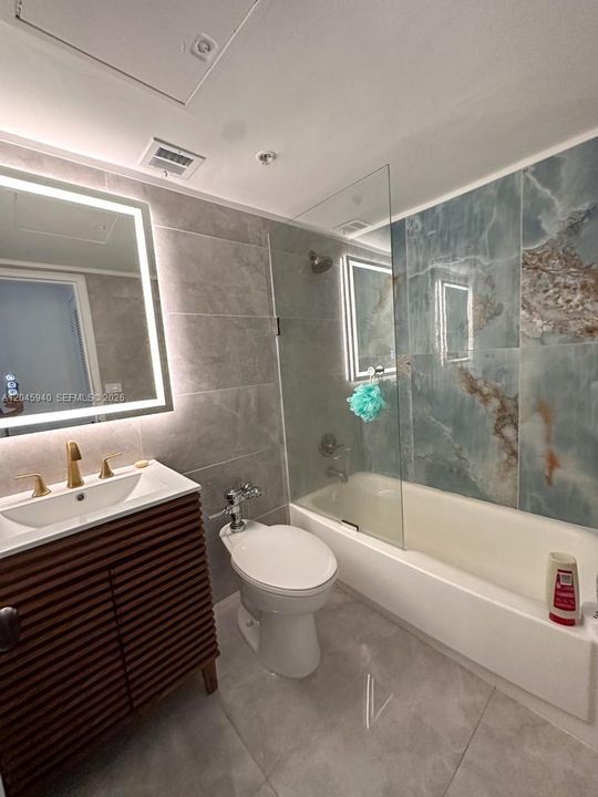 For Sale: $379,000 (1 beds, 1 baths, 731 Square Feet)
