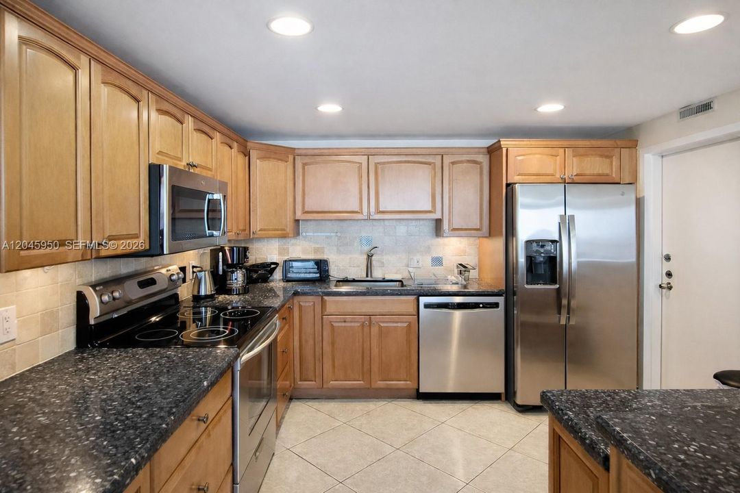 For Rent: $2,350 (1 beds, 1 baths, 980 Square Feet)