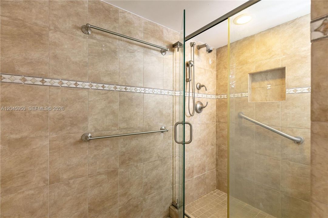 For Rent: $2,350 (1 beds, 1 baths, 980 Square Feet)