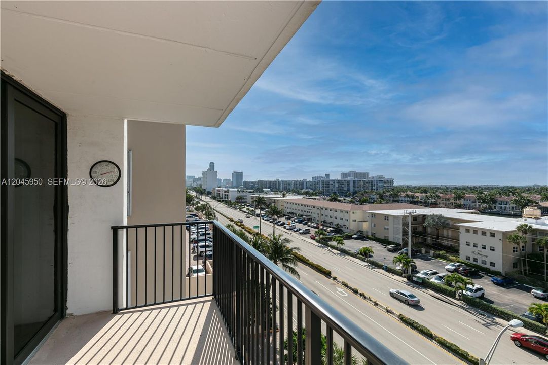 For Rent: $2,350 (1 beds, 1 baths, 980 Square Feet)