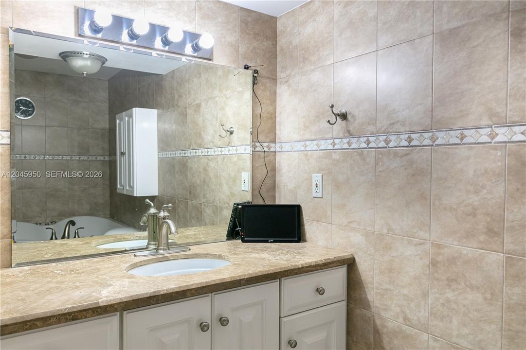 For Rent: $2,350 (1 beds, 1 baths, 980 Square Feet)