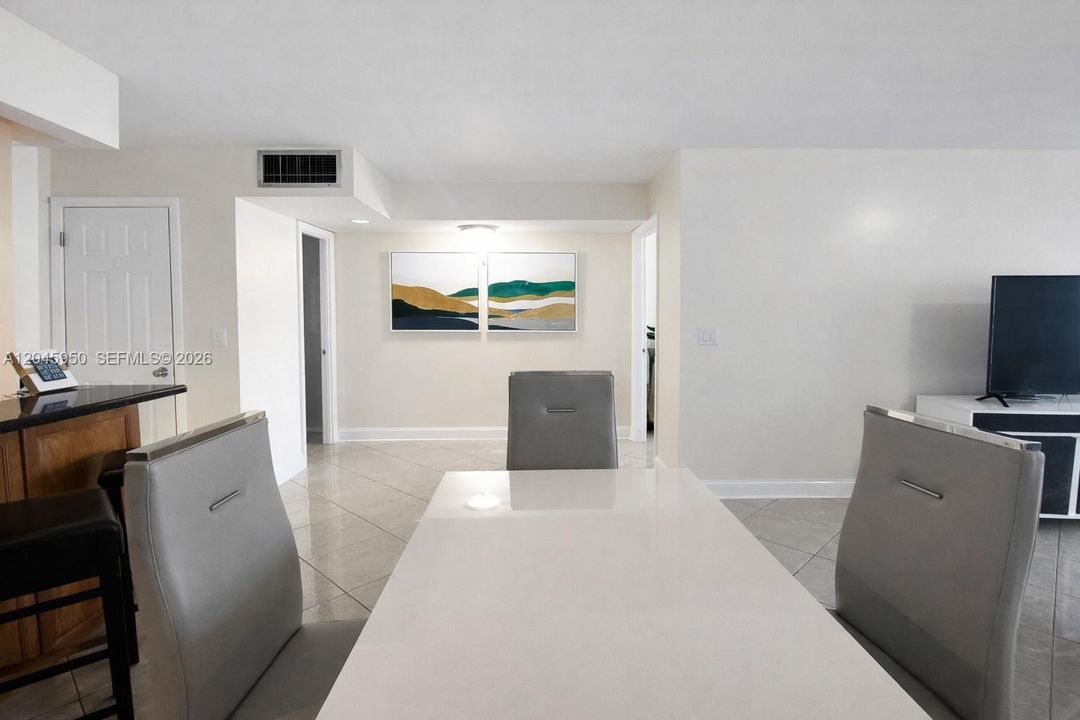 For Rent: $2,350 (1 beds, 1 baths, 980 Square Feet)
