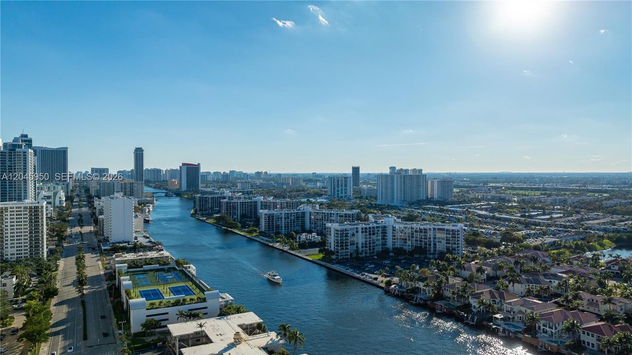 For Rent: $2,350 (1 beds, 1 baths, 980 Square Feet)