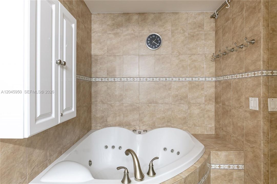 For Rent: $2,350 (1 beds, 1 baths, 980 Square Feet)