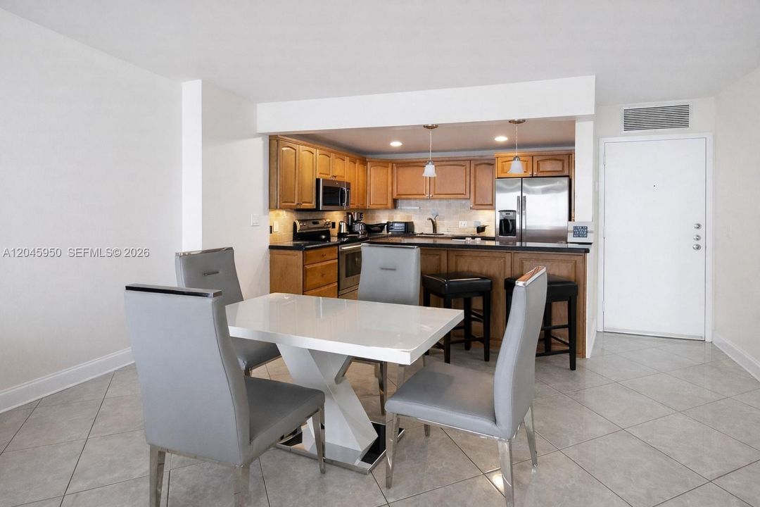 For Rent: $2,350 (1 beds, 1 baths, 980 Square Feet)