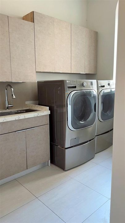 В аренду: $17,500 (6 спален, 6 ванн, 6514 Квадратных фут)