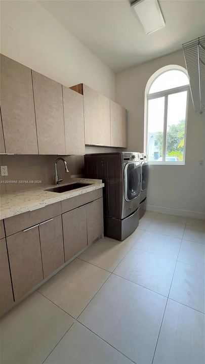В аренду: $17,500 (6 спален, 6 ванн, 6514 Квадратных фут)