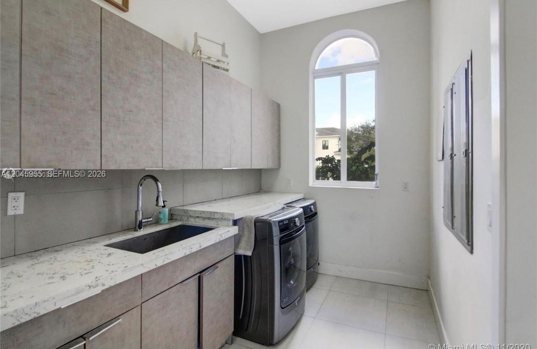 В аренду: $17,500 (6 спален, 6 ванн, 6514 Квадратных фут)