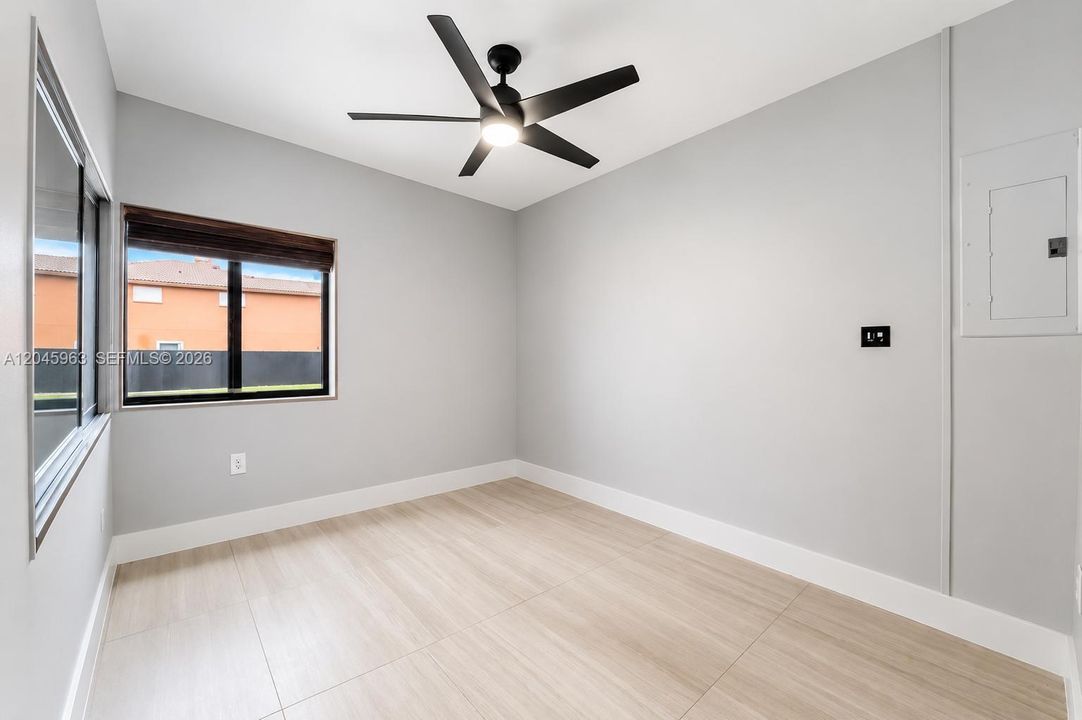 For Rent: $1,300 (1 beds, 1 baths, 400 Square Feet)