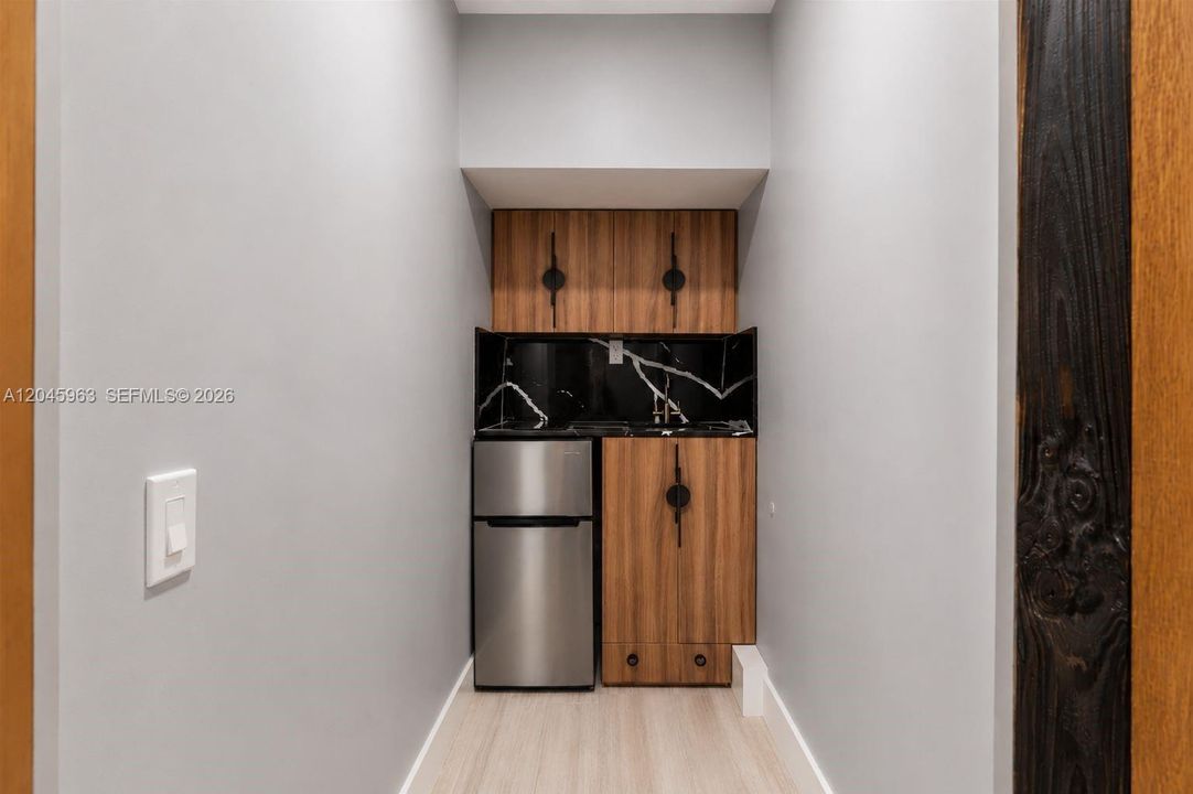 For Rent: $1,300 (1 beds, 1 baths, 400 Square Feet)