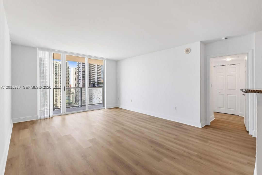 出租: $3,900 (2 贝兹, 2 浴室, 1140 平方英尺)