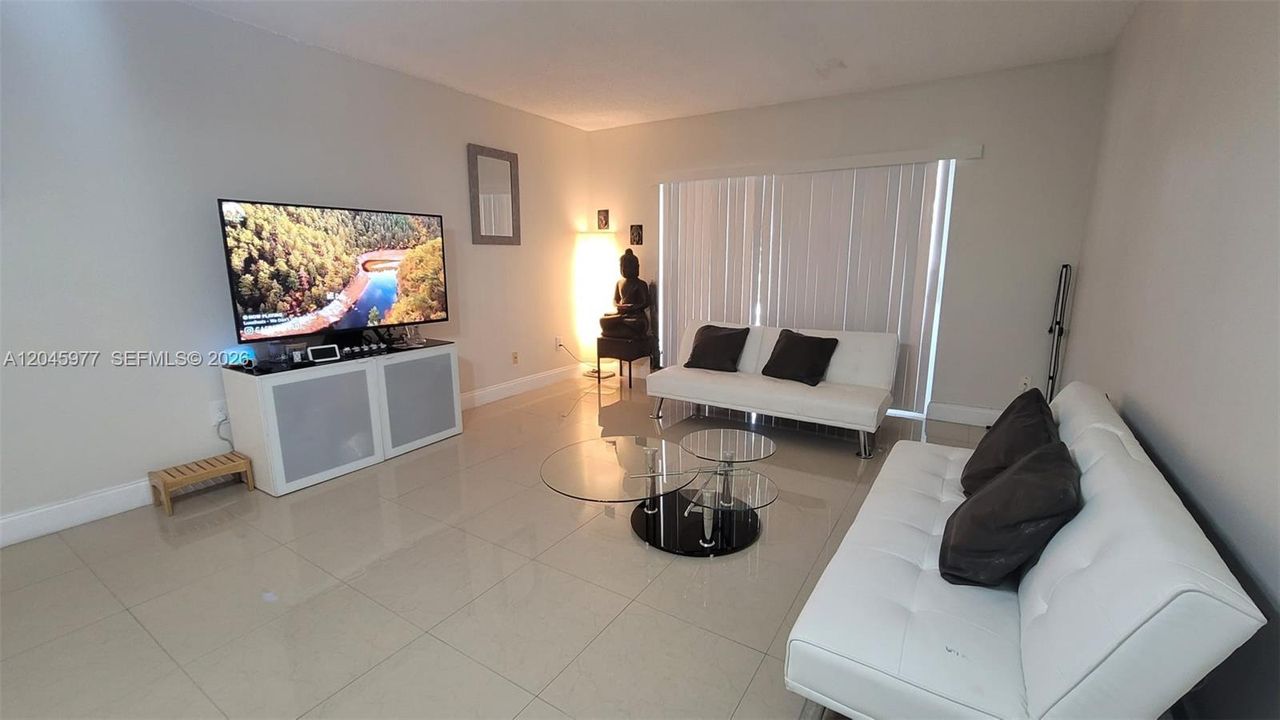 For Rent: $2,050 (2 beds, 1 baths, 804 Square Feet)