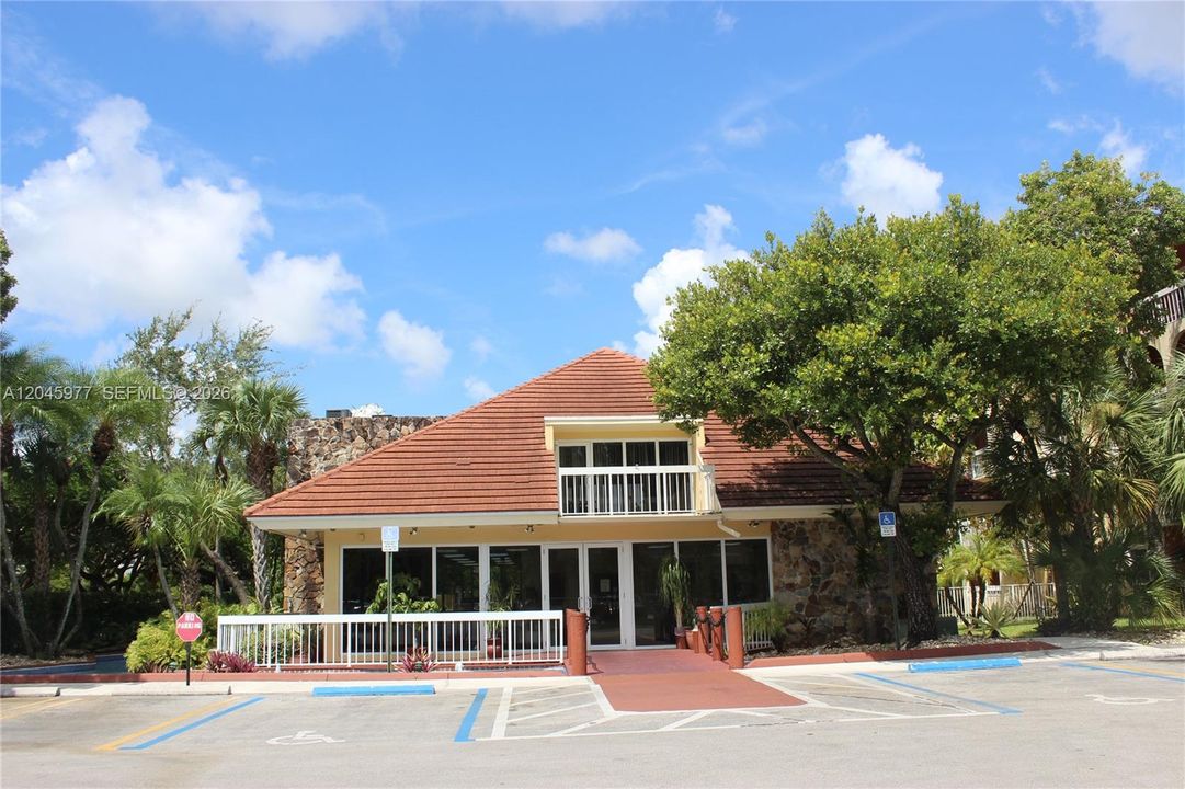 For Rent: $2,050 (2 beds, 1 baths, 804 Square Feet)