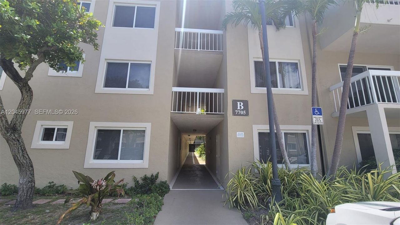 For Rent: $2,050 (2 beds, 1 baths, 804 Square Feet)