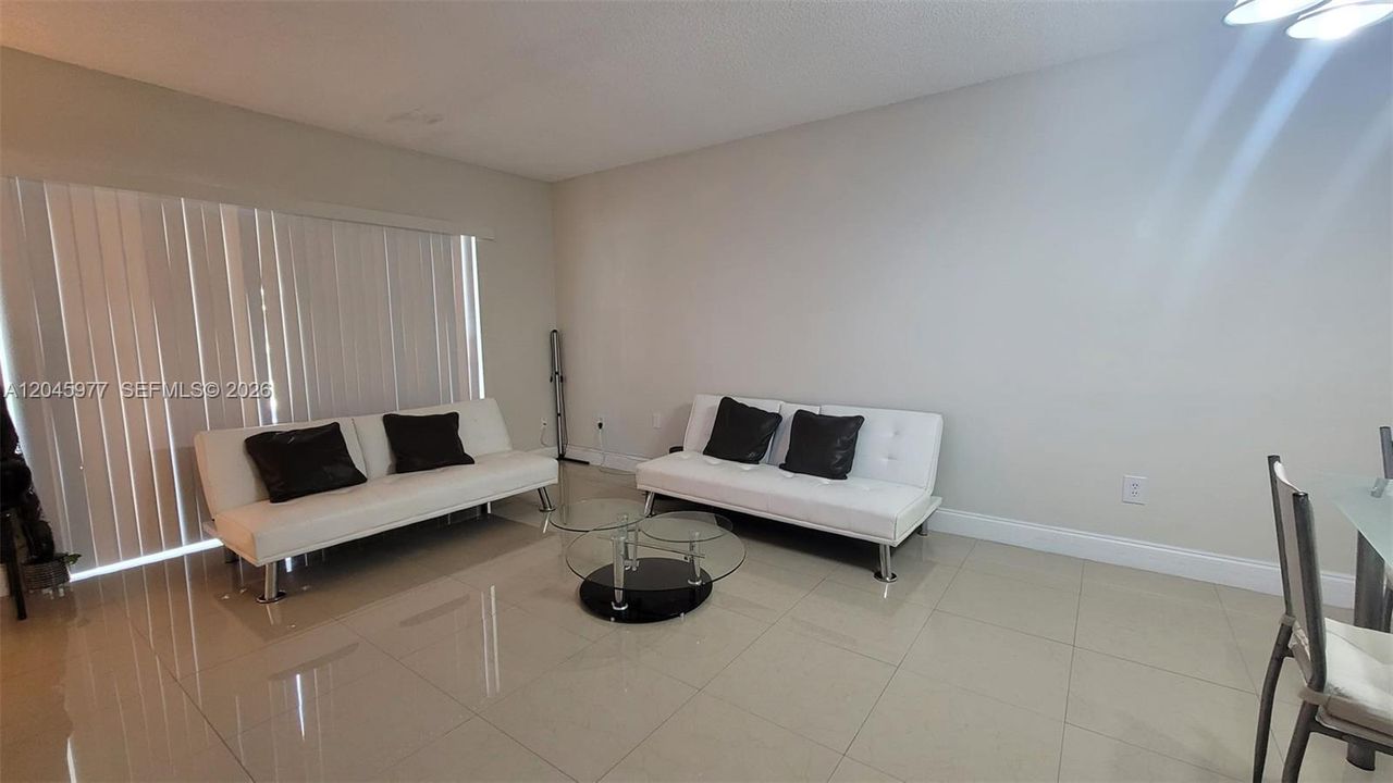 For Rent: $2,050 (2 beds, 1 baths, 804 Square Feet)