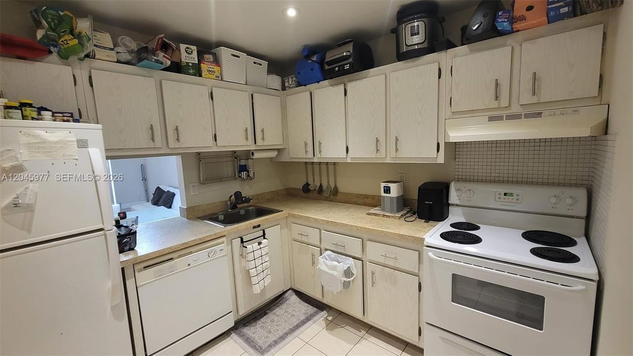 For Rent: $2,050 (2 beds, 1 baths, 804 Square Feet)