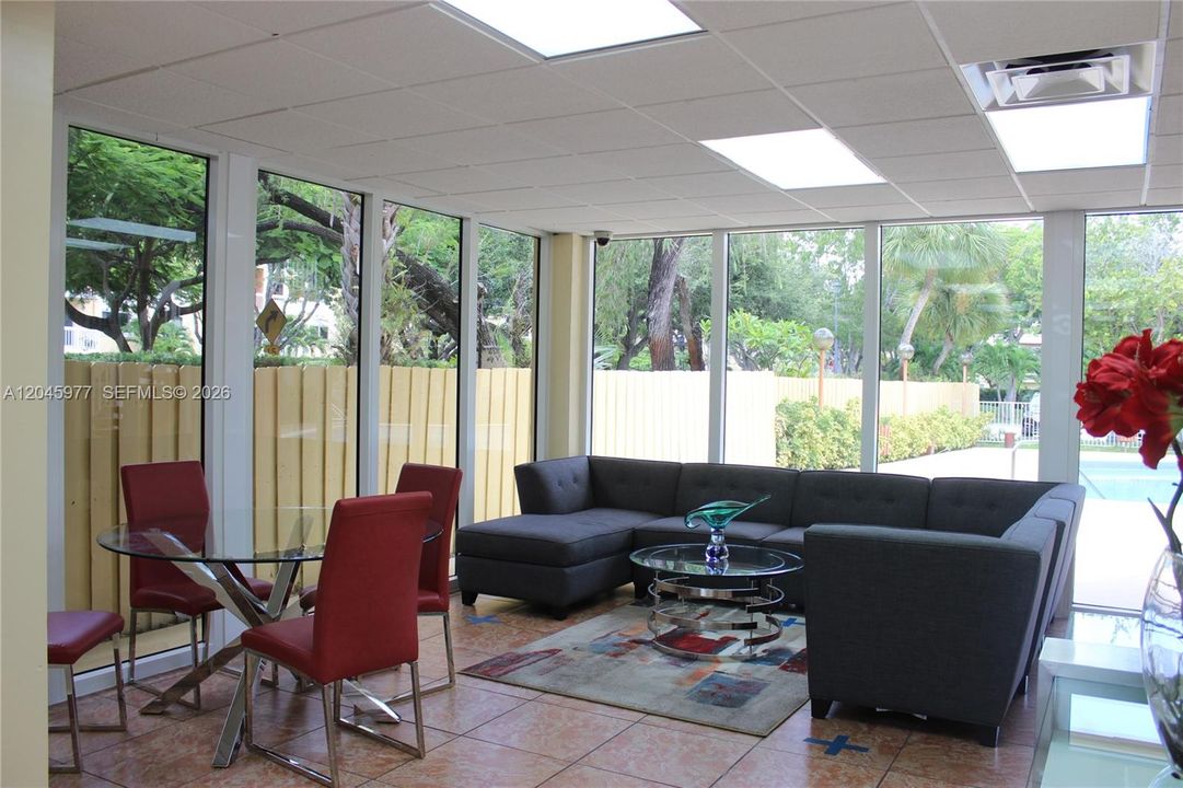 For Rent: $2,050 (2 beds, 1 baths, 804 Square Feet)
