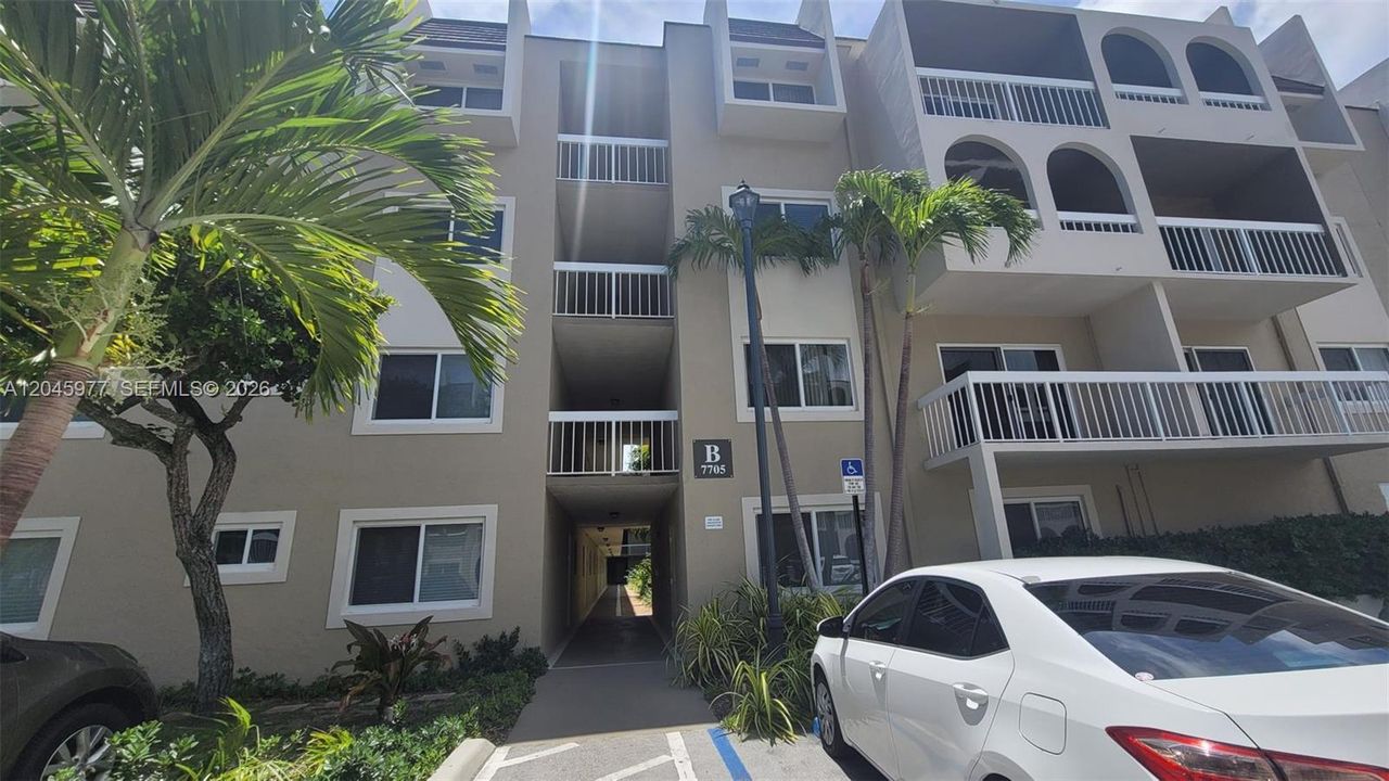 For Rent: $2,050 (2 beds, 1 baths, 804 Square Feet)