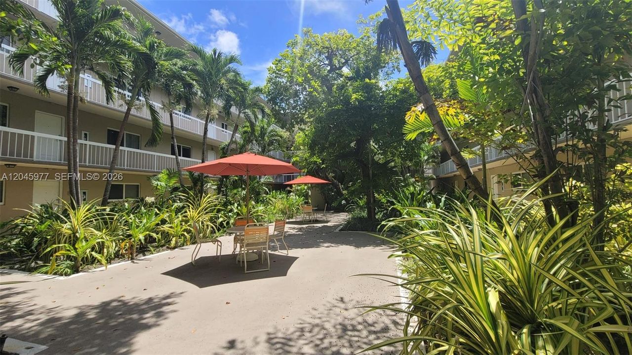 For Rent: $2,050 (2 beds, 1 baths, 804 Square Feet)