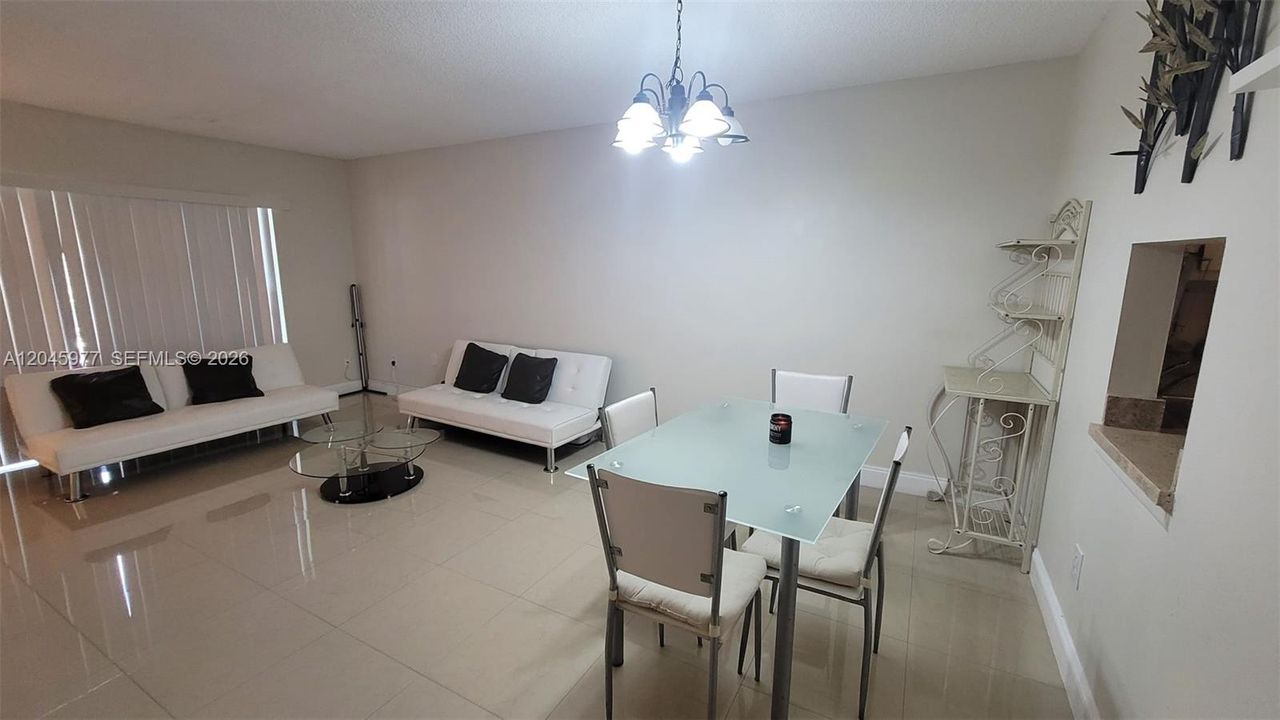 For Rent: $2,050 (2 beds, 1 baths, 804 Square Feet)