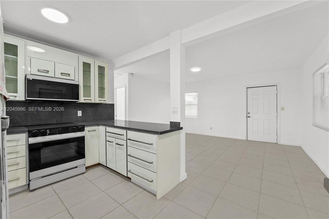 На продажу: $350,000 (2 спален, 1 ванн, 810 Квадратных фут)
