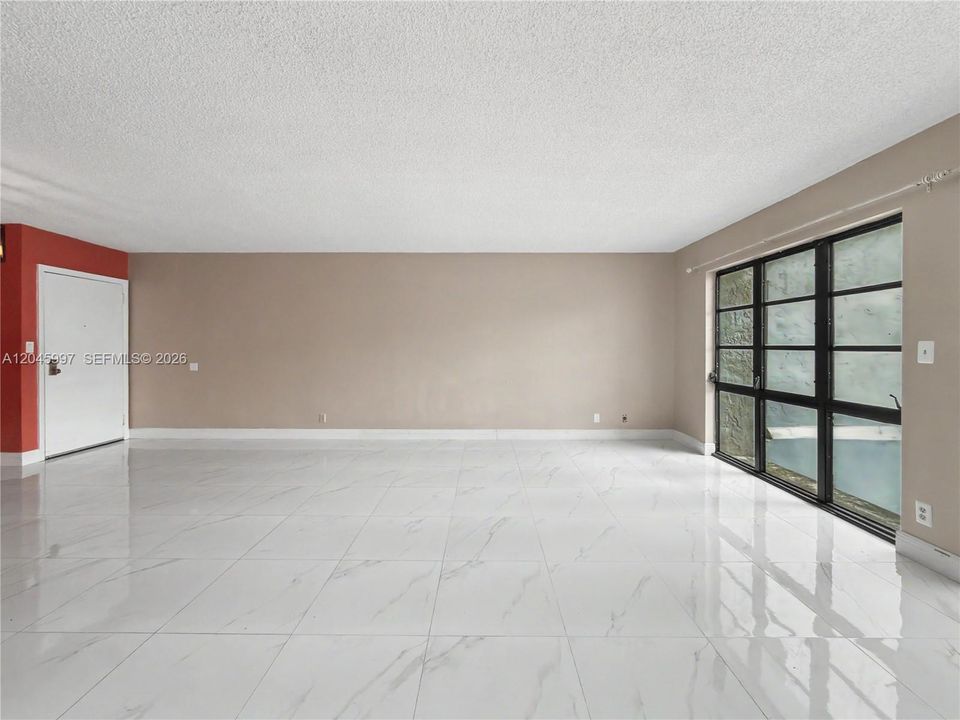 En Venta: $300,000 (2 camas, 2 baños, 1200 Pies cuadrados)