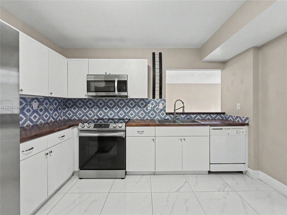 En Venta: $300,000 (2 camas, 2 baños, 1200 Pies cuadrados)