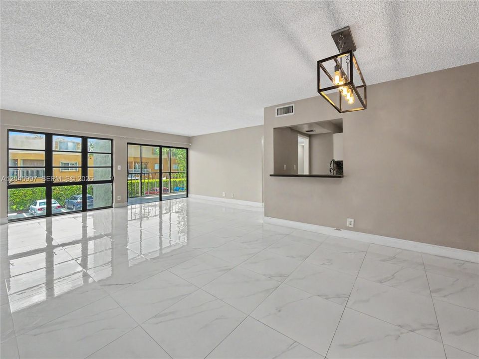 En Venta: $300,000 (2 camas, 2 baños, 1200 Pies cuadrados)