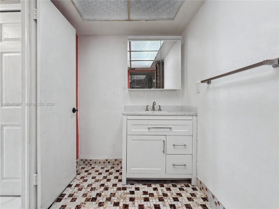 En Venta: $300,000 (2 camas, 2 baños, 1200 Pies cuadrados)