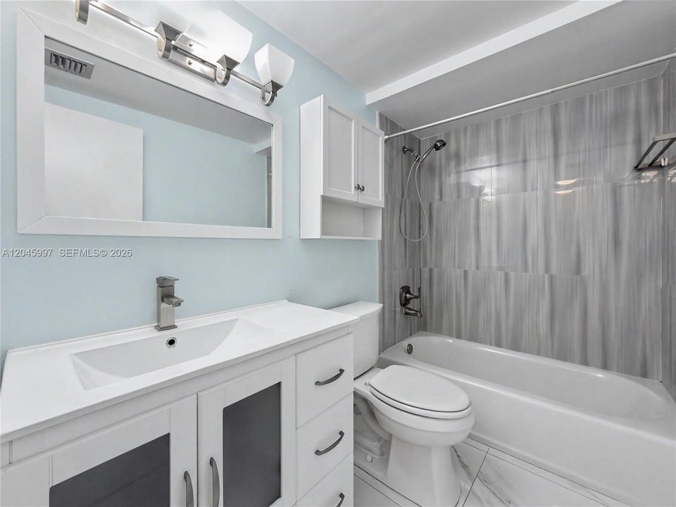 En Venta: $300,000 (2 camas, 2 baños, 1200 Pies cuadrados)