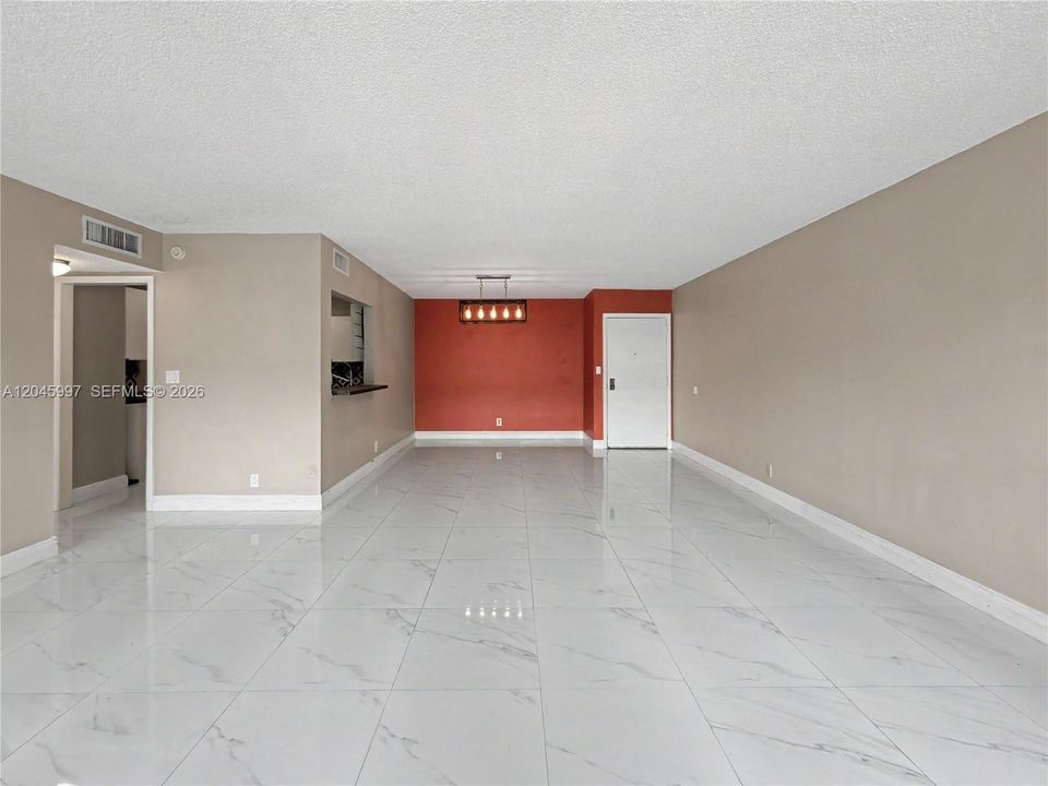 En Venta: $300,000 (2 camas, 2 baños, 1200 Pies cuadrados)