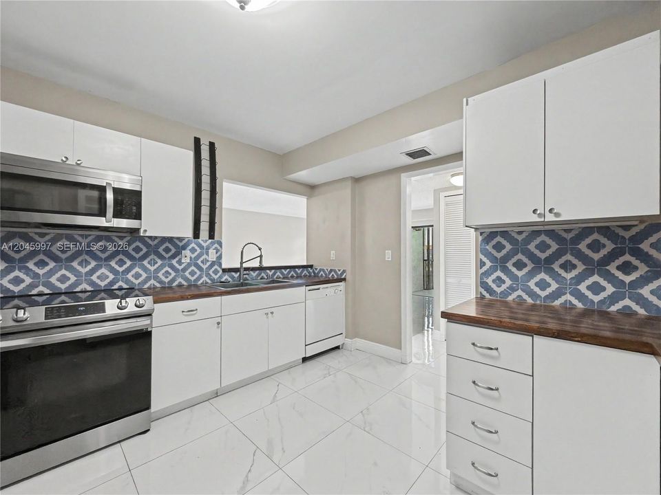 En Venta: $300,000 (2 camas, 2 baños, 1200 Pies cuadrados)