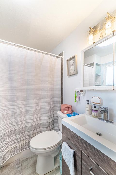 Unit2-Bathroom