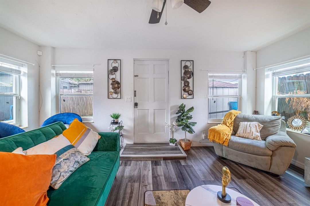 Unit2-Livingroom-C