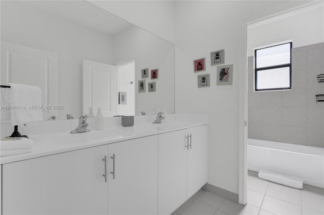 En Venta: $805,000 (4 camas, 2 baños, 2598 Pies cuadrados)