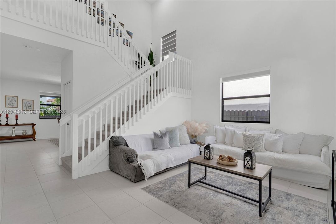 En Venta: $805,000 (4 camas, 2 baños, 2598 Pies cuadrados)