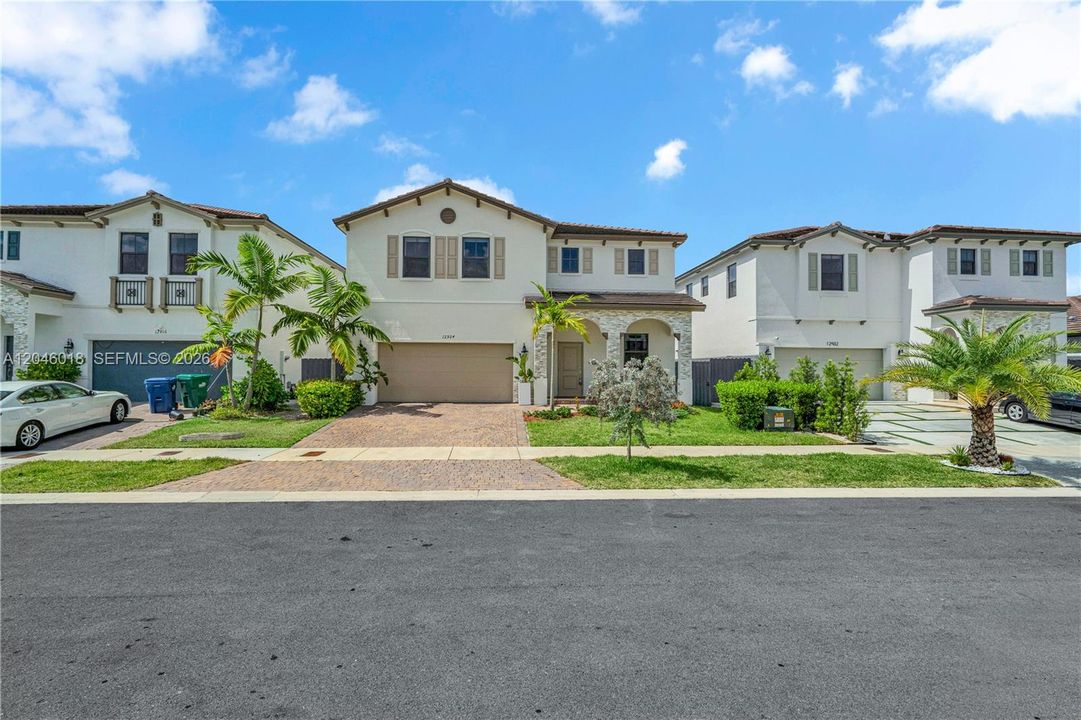 En Venta: $805,000 (4 camas, 2 baños, 2598 Pies cuadrados)