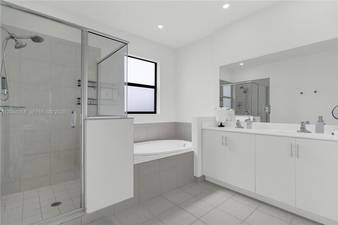 En Venta: $805,000 (4 camas, 2 baños, 2598 Pies cuadrados)