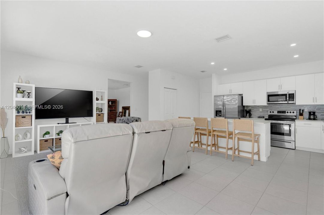 En Venta: $805,000 (4 camas, 2 baños, 2598 Pies cuadrados)