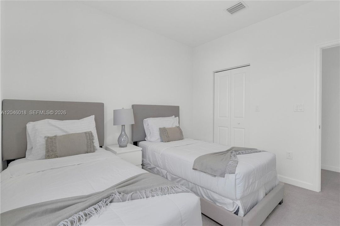 En Venta: $805,000 (4 camas, 2 baños, 2598 Pies cuadrados)