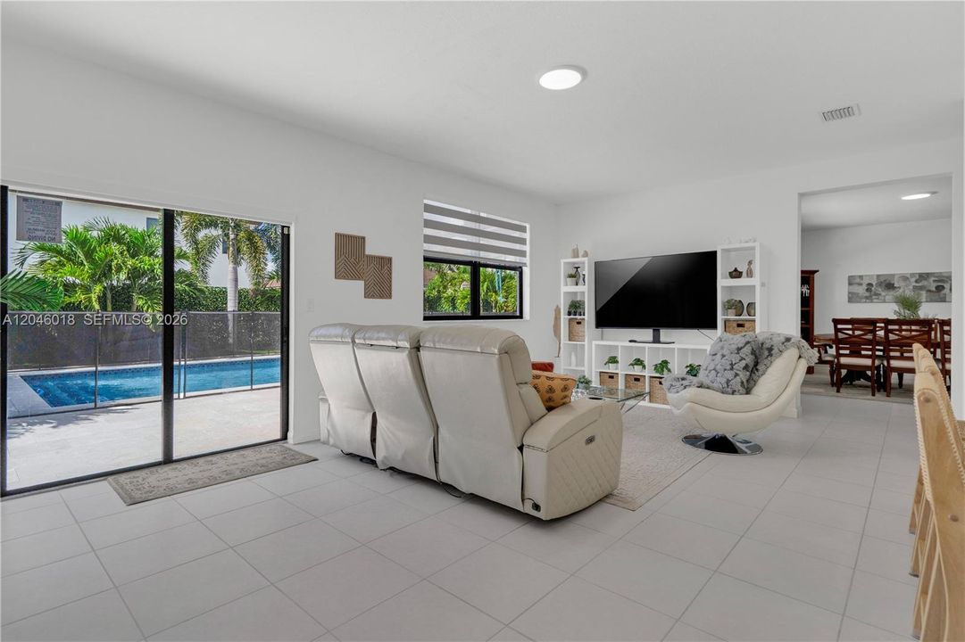 En Venta: $805,000 (4 camas, 2 baños, 2598 Pies cuadrados)