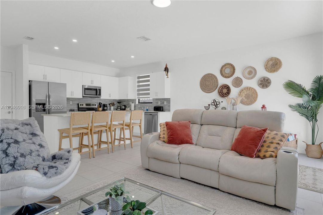 En Venta: $805,000 (4 camas, 2 baños, 2598 Pies cuadrados)