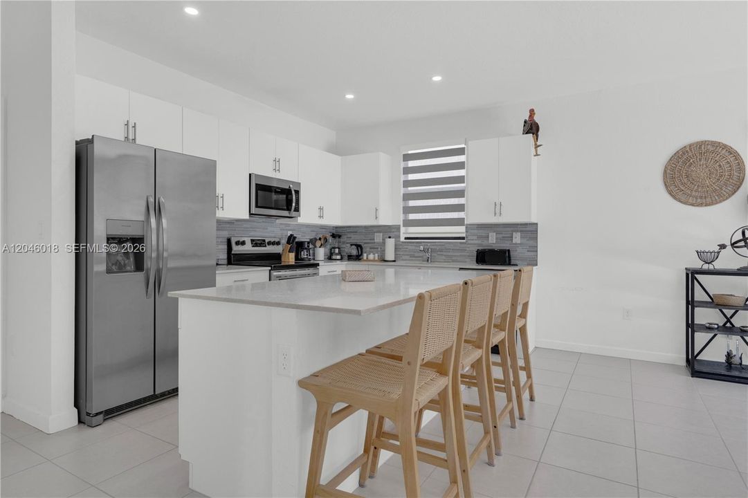 En Venta: $805,000 (4 camas, 2 baños, 2598 Pies cuadrados)