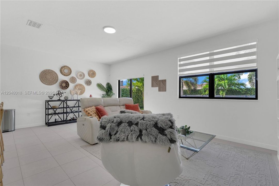 En Venta: $805,000 (4 camas, 2 baños, 2598 Pies cuadrados)