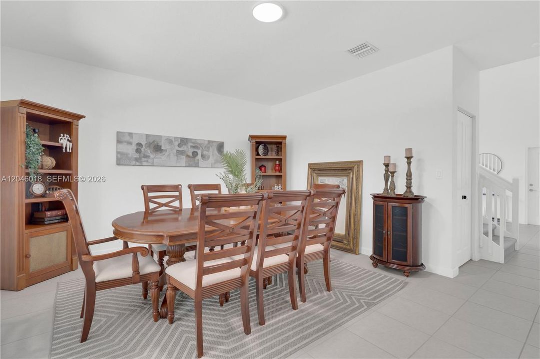 En Venta: $805,000 (4 camas, 2 baños, 2598 Pies cuadrados)