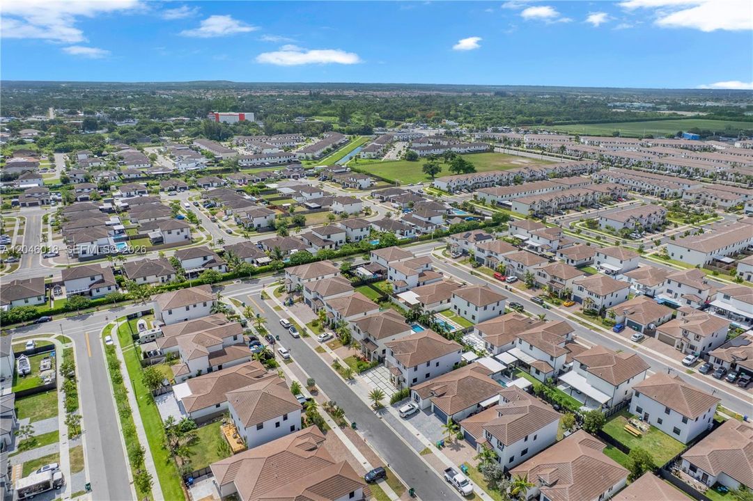 En Venta: $805,000 (4 camas, 2 baños, 2598 Pies cuadrados)